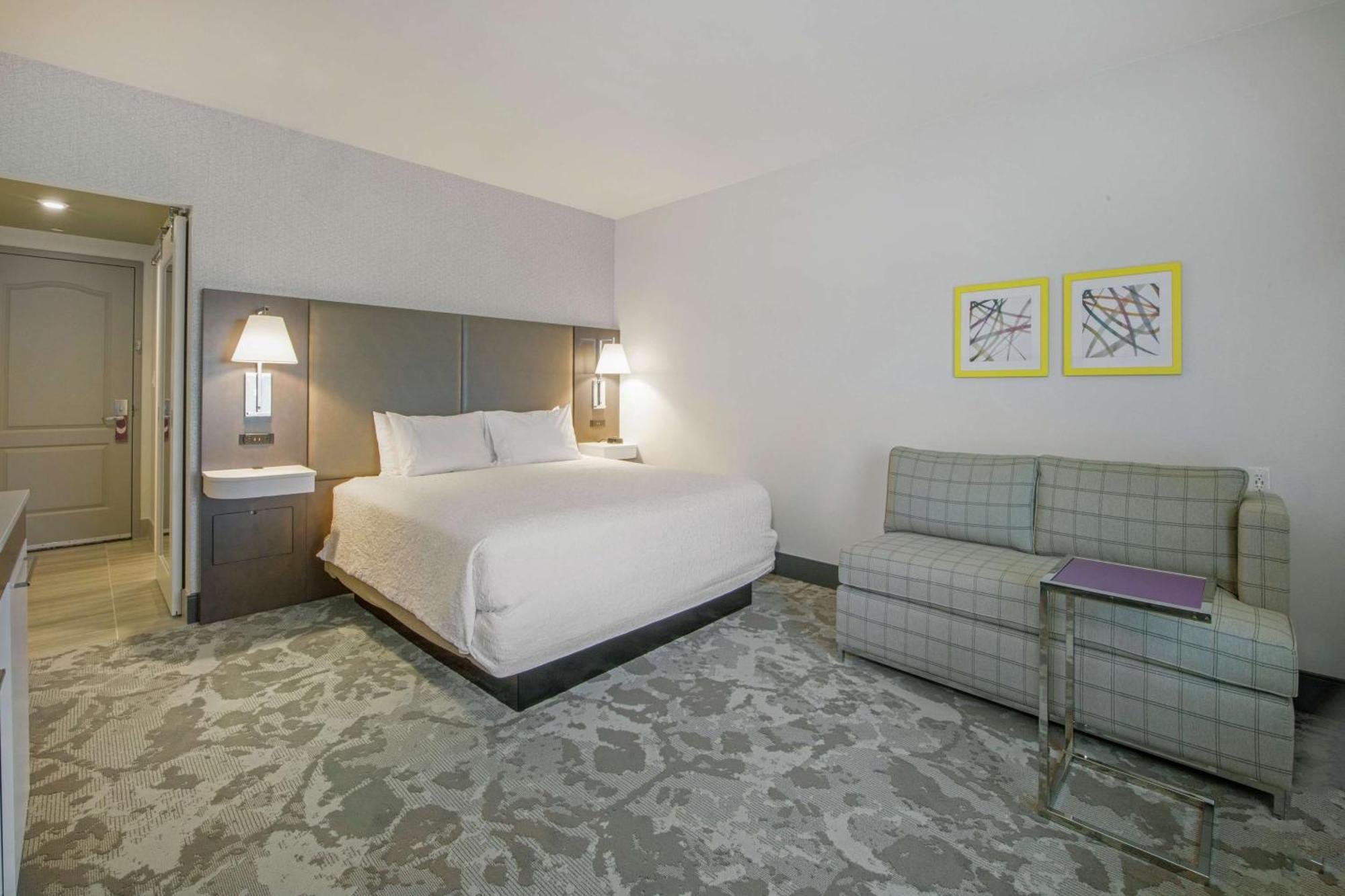 King Room with King Bed - Non-Smoking